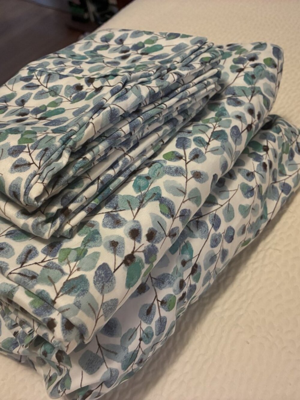 Leaf motif.Queen size sheet set - 2 pillows, one flat, one fitted sheet